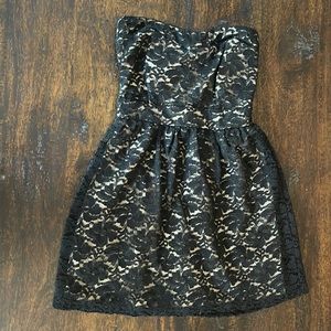 Sleeveless lace mini dress